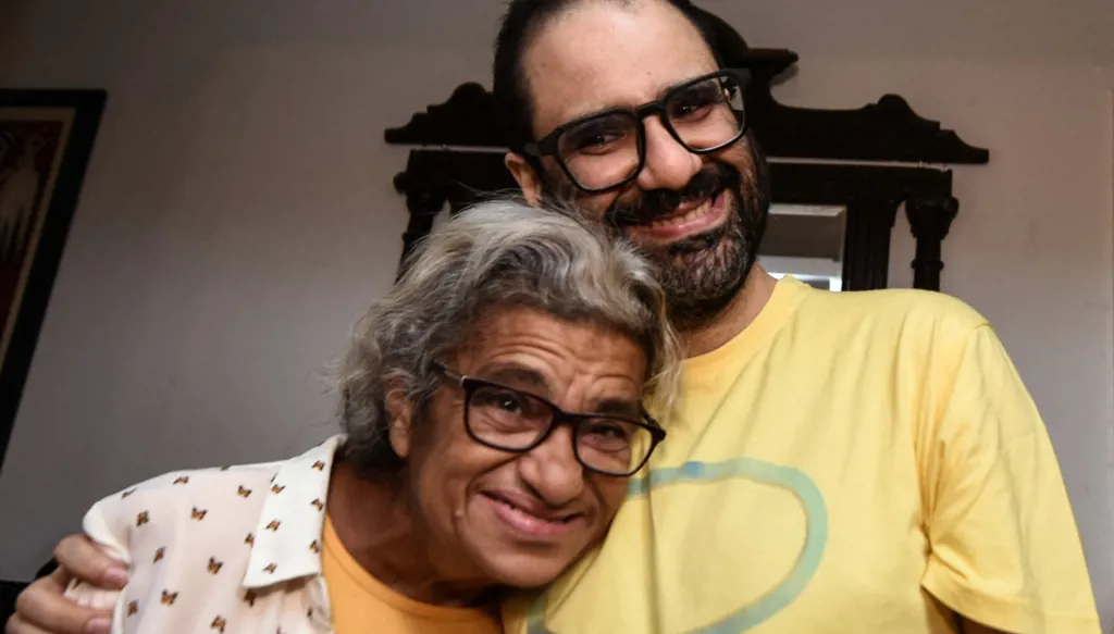 الناشط المصري علاء عبد الفتاح يعود إلى بريطانيا بعد رفع القاهرة حظر السفر عنه