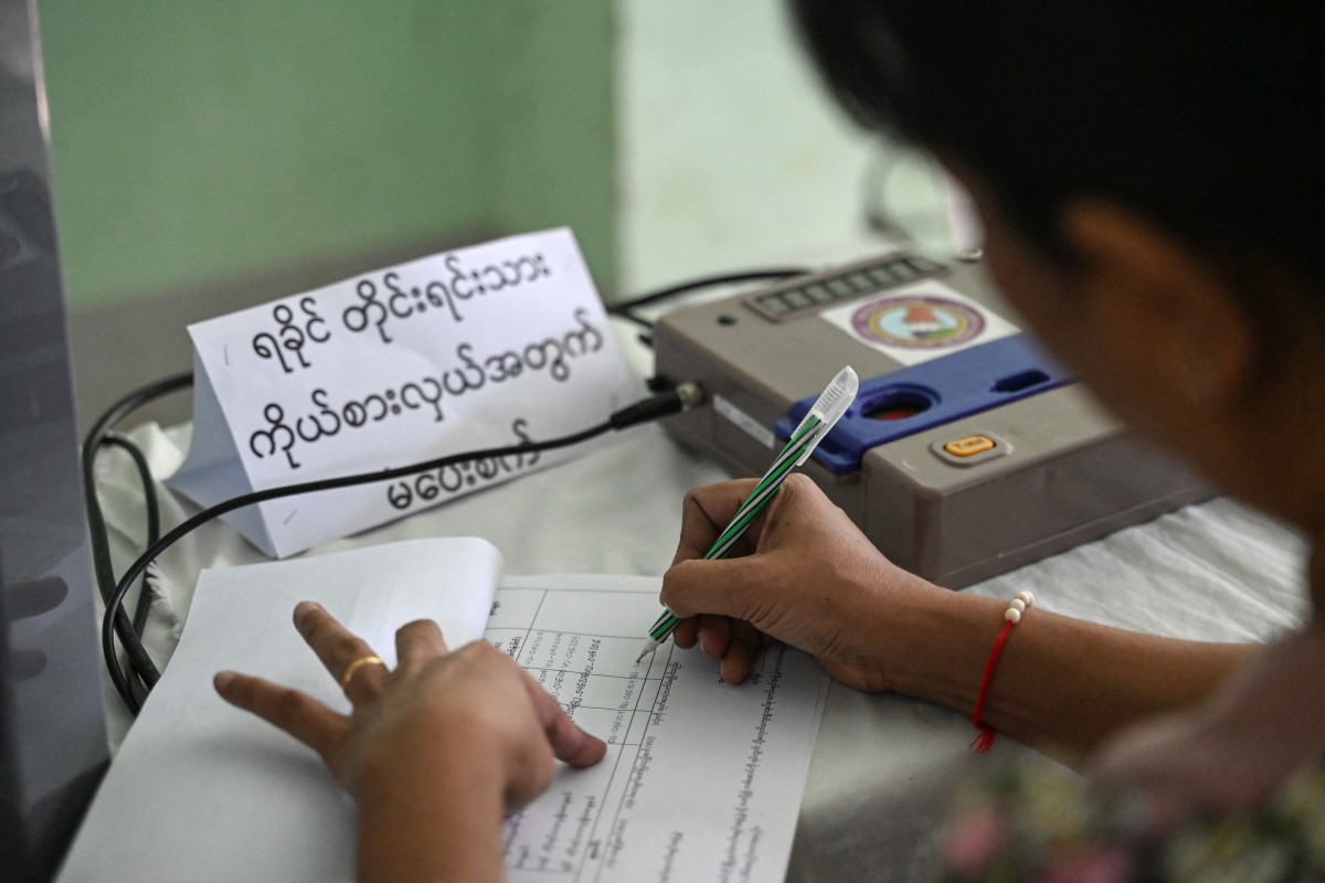 مركز اقتراع في ميانمار (أ ف ب).