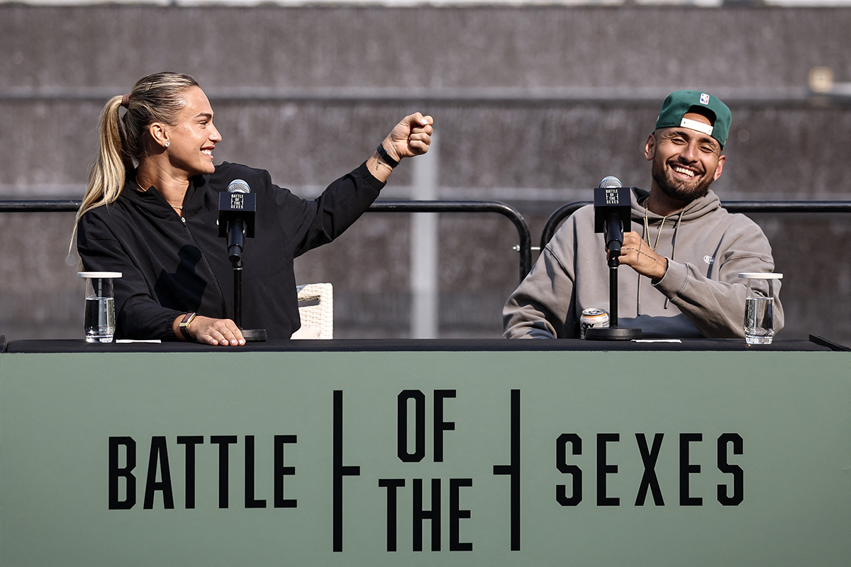 كيريوس وسابالينكا في دبي قبل المواجهة المنتظرة بينهما. (أ ف ب)