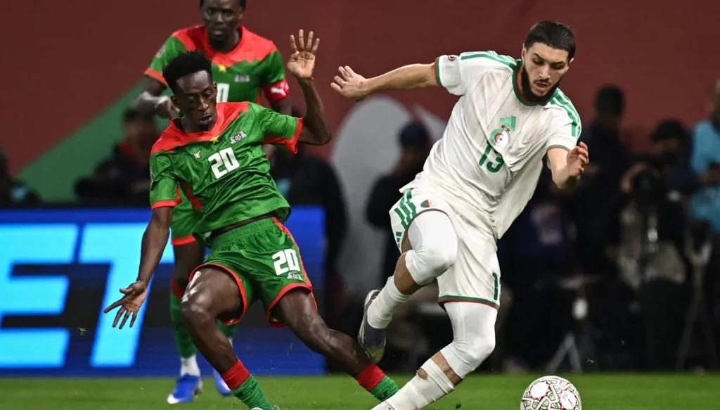 دفاع الجزائر في كأس أمم أفريقيا 2025 يتلقى ضربة قاسية
