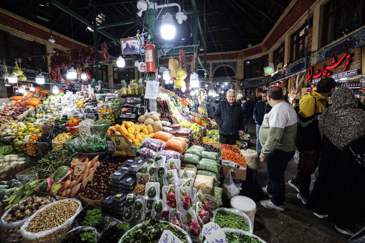 ساهم الغلاء الفاحش في اندلاع الاحتجاجات الجديدة في إيران. (أ ف ب)