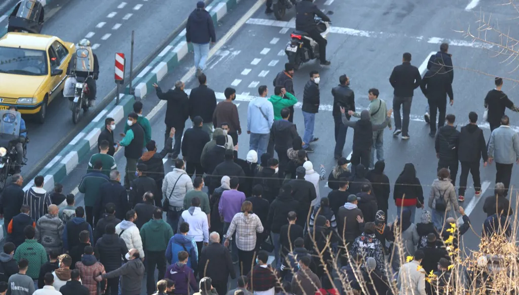 تفاقم الاحتجاجات في إيران: أكثر من 50 قتيلاً ونجل الشاه يناشد ترامب