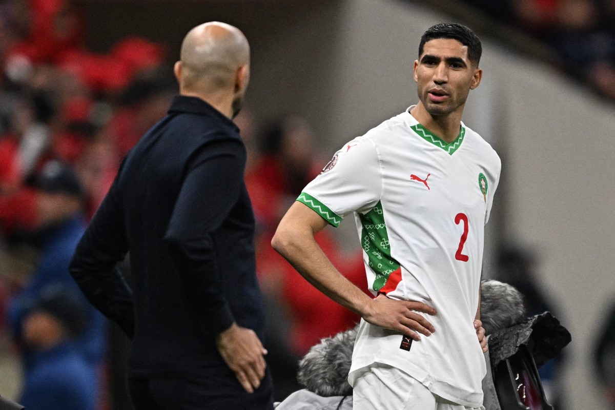 أشرف حكيمي ووليد الركراكي في كأس أمم أفريقيا. (أ ف ب)