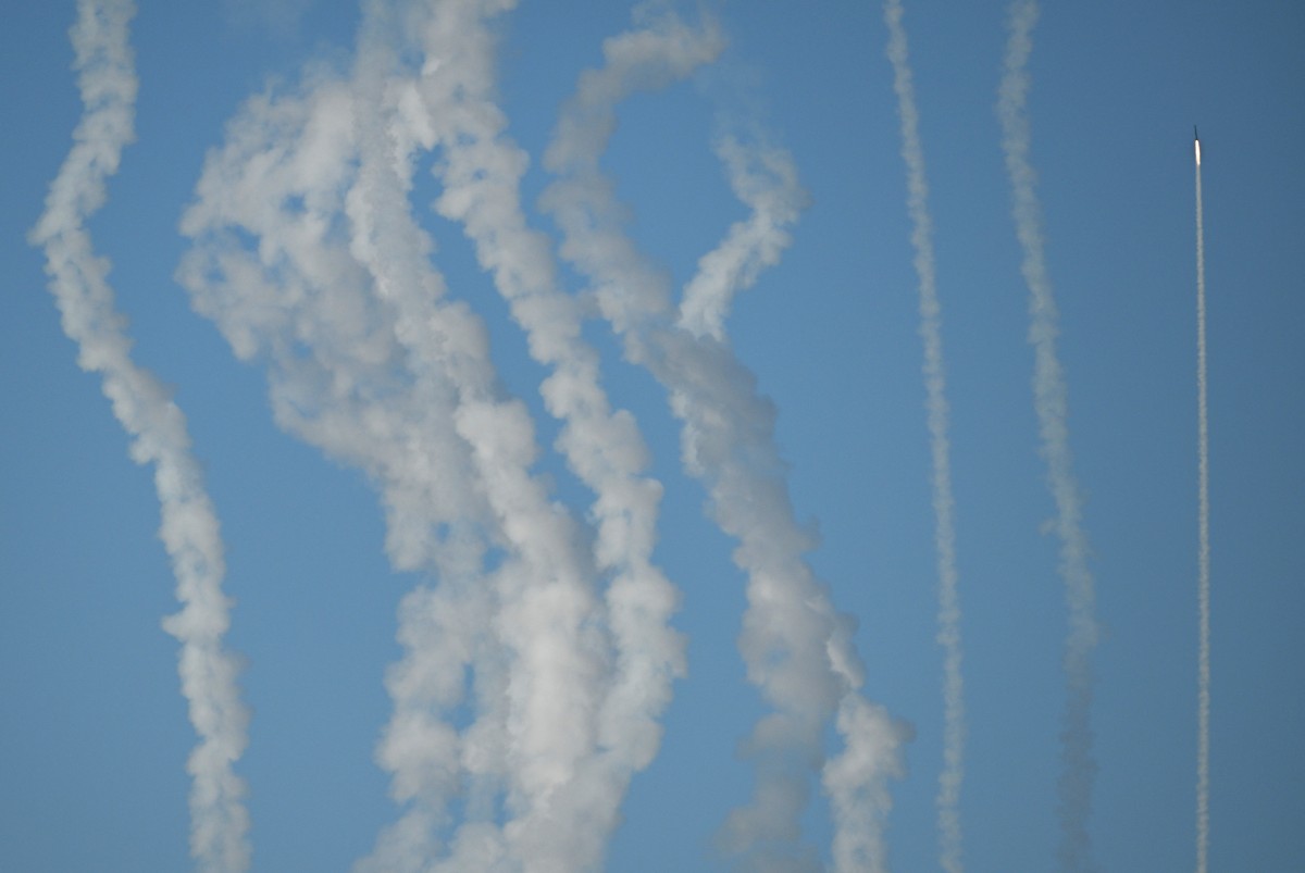 أطلق جنود جيش التحرير الشعبي الصيني صاروخاً في الهواء أثناء قيامهم بتدريبات عسكرية في جزيرة بينغتان، في مقاطعة فوجيان بشرق الصين، وهي أقرب نقطة إلى تايوان. (أ ف ب)