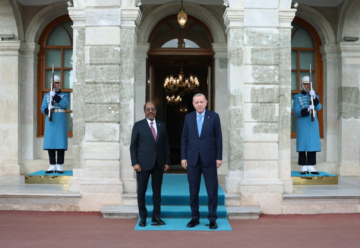 إردوغان ونظيره الصومالي. (أ ف ب)