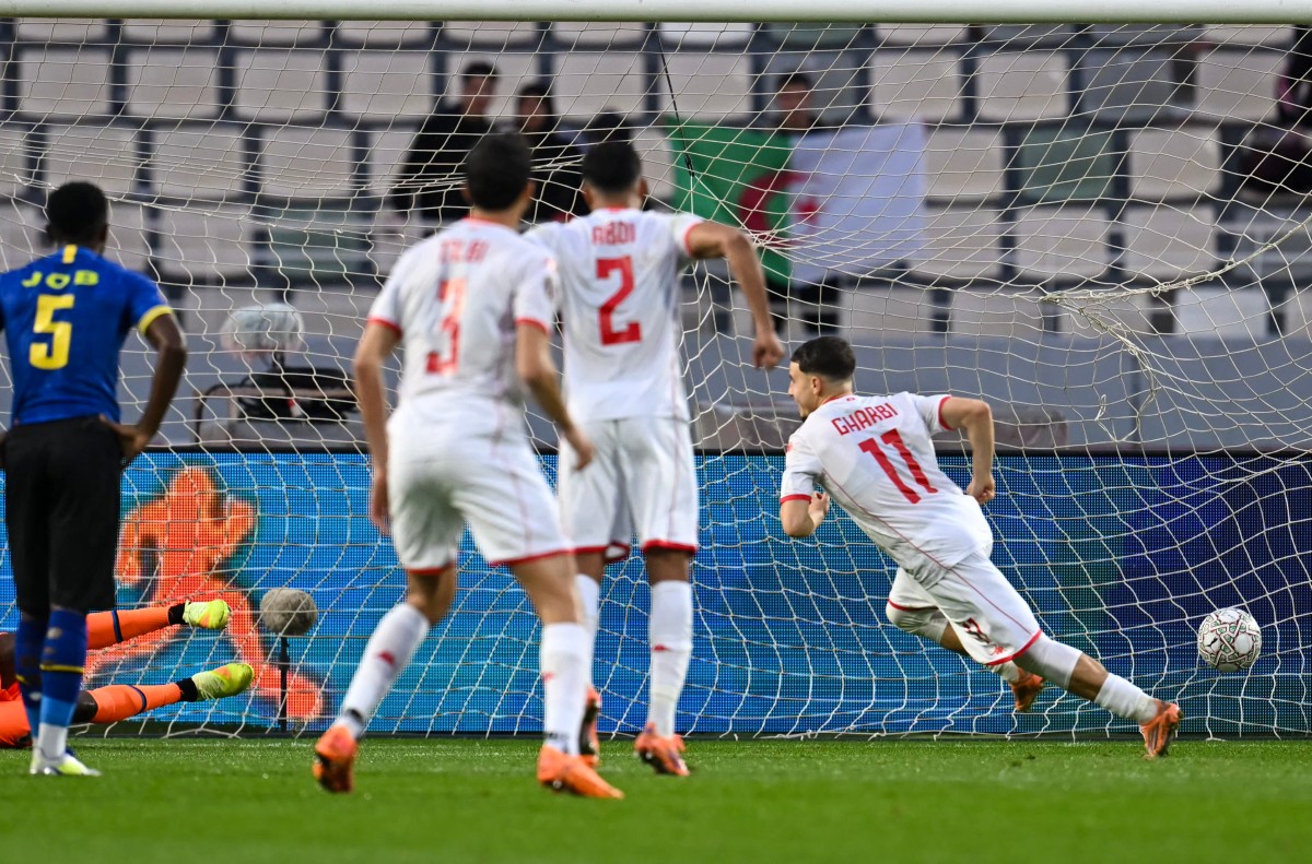 إسماعيل الغربي بعد تسجيله ركلة الجزاء في مرمى تنزانيا. (أ ف ب)