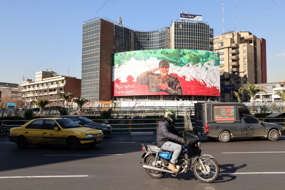 رفع صورة كبيرة لسليماني في طهران (أ ف ب).