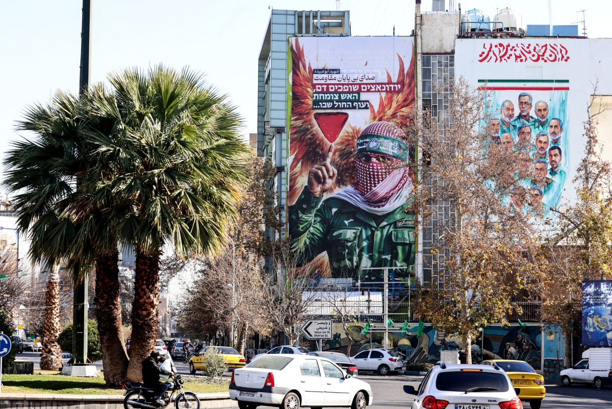 تم نصب لافتة كبيرة مناهضة لإسرائيل تحمل صورة مقاتل فلسطيني وشعار