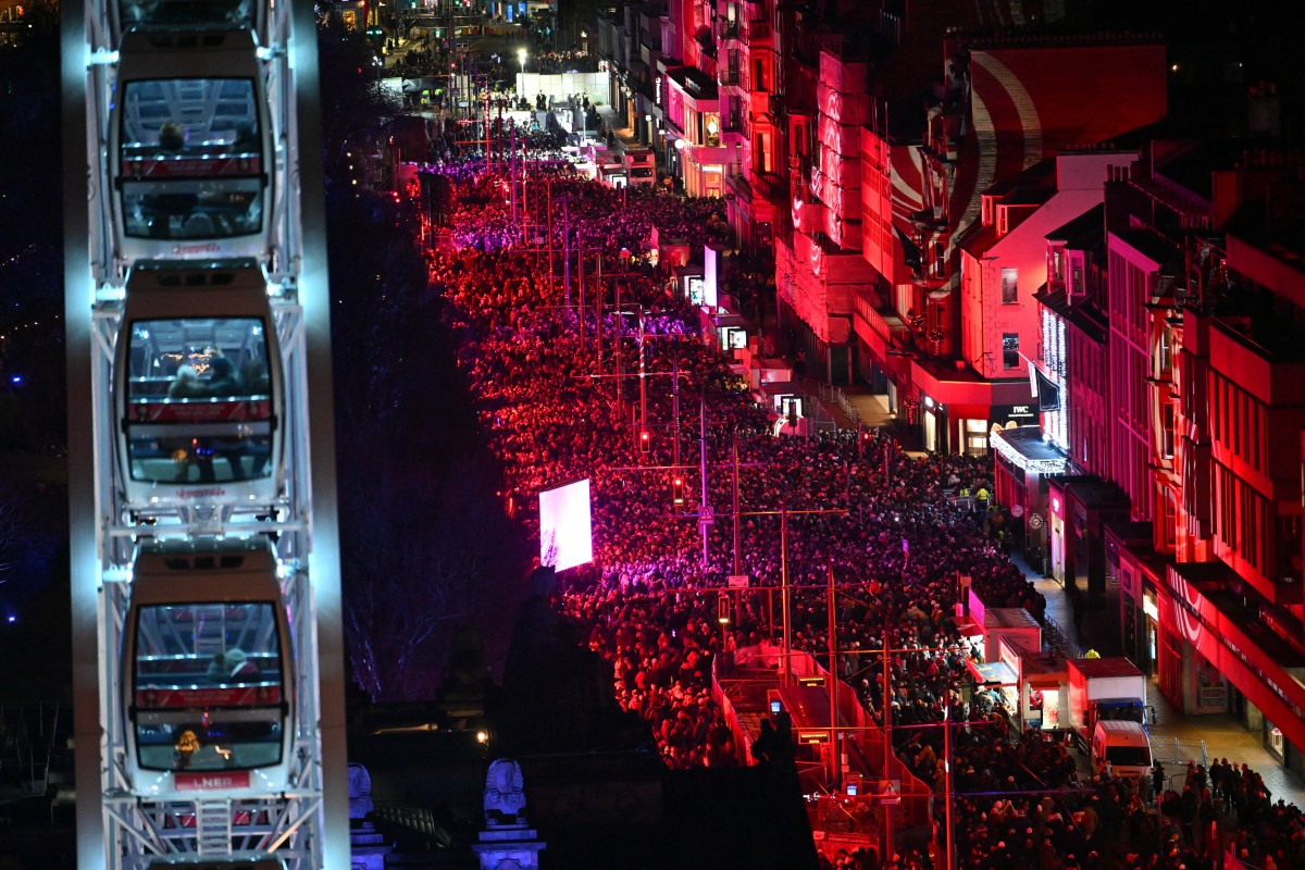 الناس يتزاحمون في شارع برينسيس للاحتفال بالعام الجديد في إدنبرة (أ ف ب)