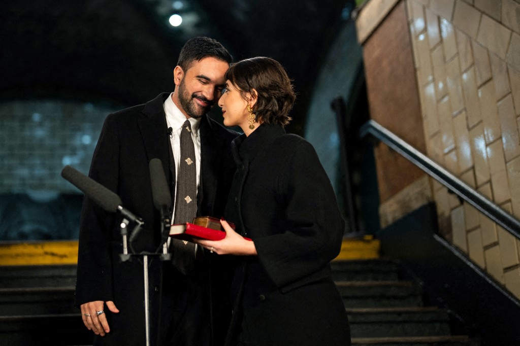 راما دواجي بقصة شعر جريئة (أ.ف.ب)