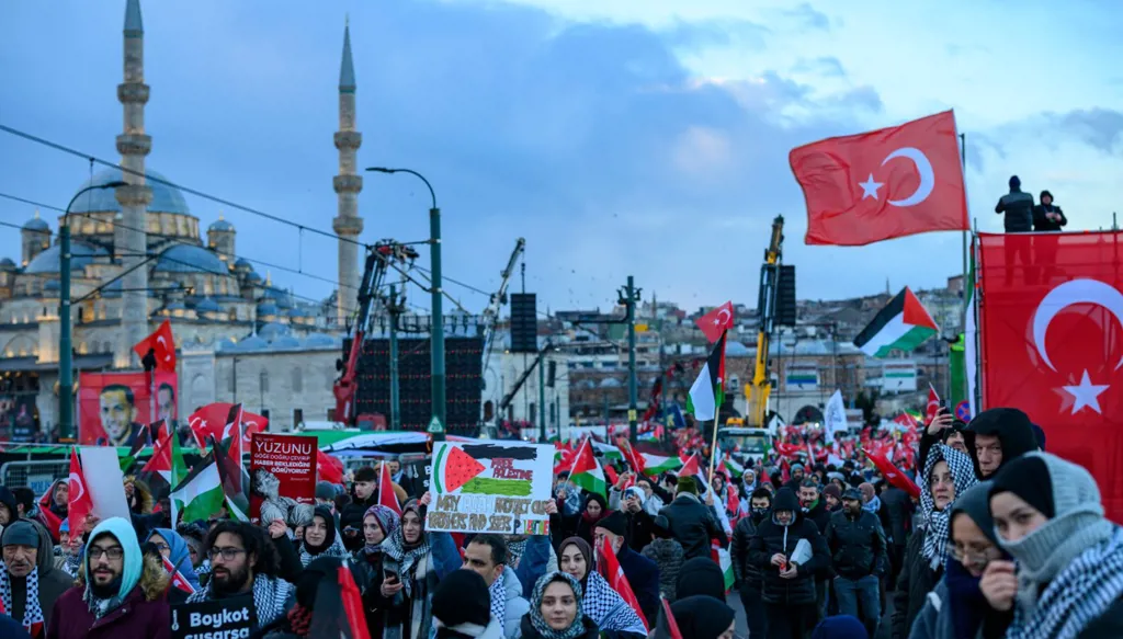 الآلاف يشاركون في تظاهرة دعماً لغزة في اسطنبول