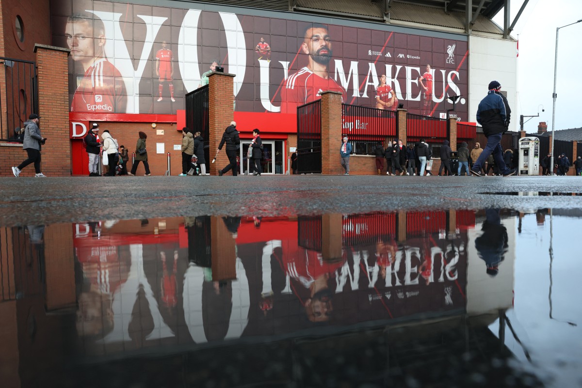 لافتة لمحمد صلاح في ملعب أنفيلد. (أ ف ب)