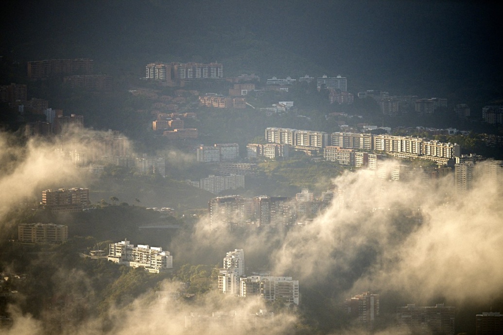 منظر عام لكاراكاس عند الفجر في 1 يناير 2026. (أ ف ب)