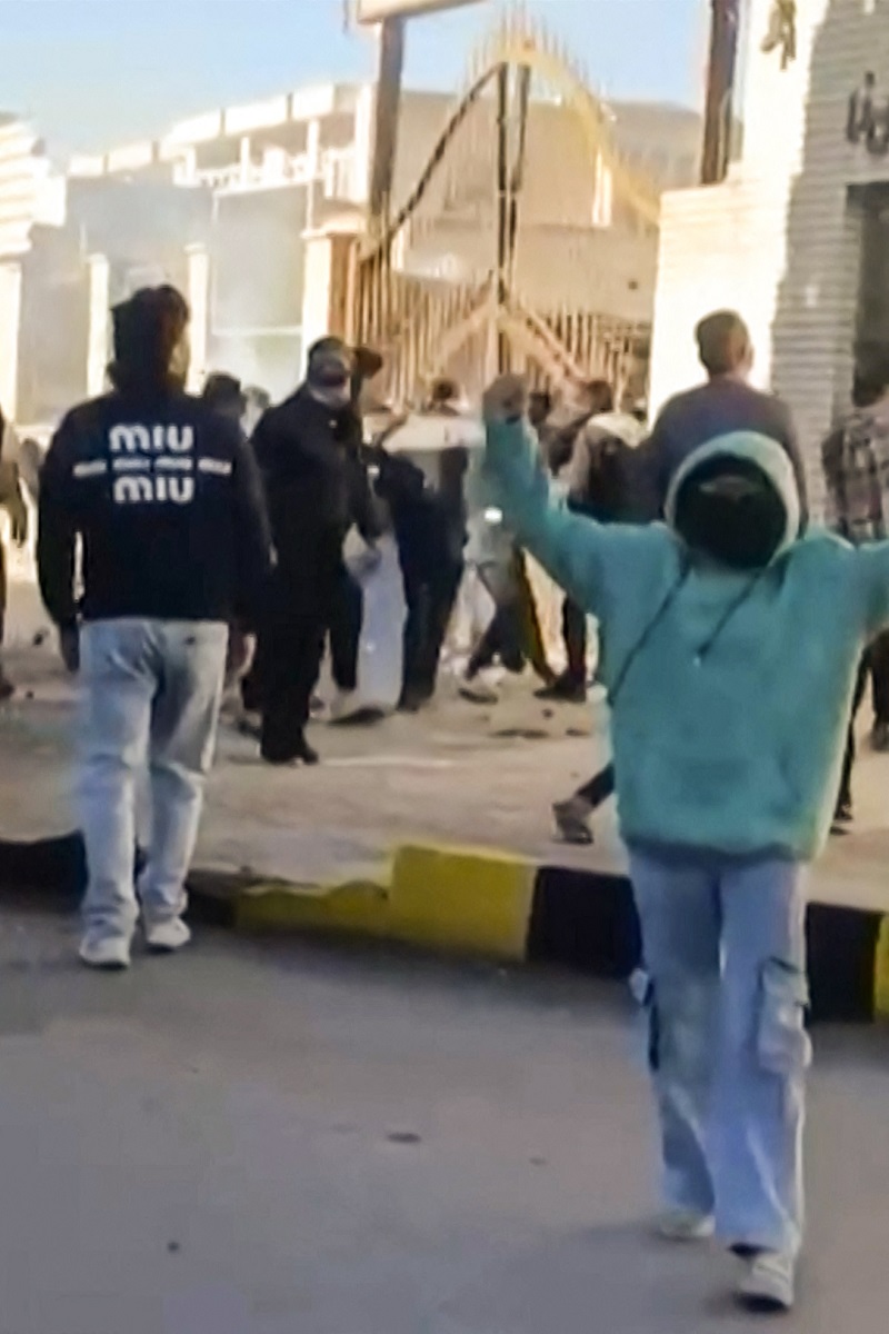 متظاهرون يهاجمون مبنى حكوميا في فاسا، جنوب إيران، (ا ف ب).