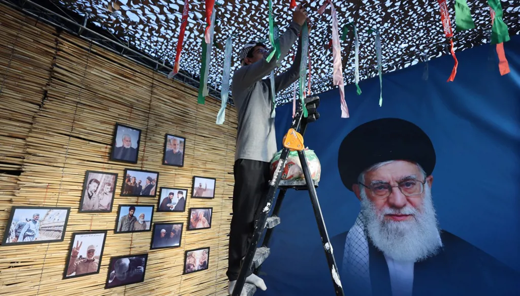 نظام إيران من الهيمنة إلى البحث عن البقاء