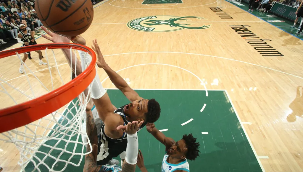 الوحش اليوناني يفعلها مجدداً... "دانك" يانيس يحسم مواجهة مجنونة (فيديو)