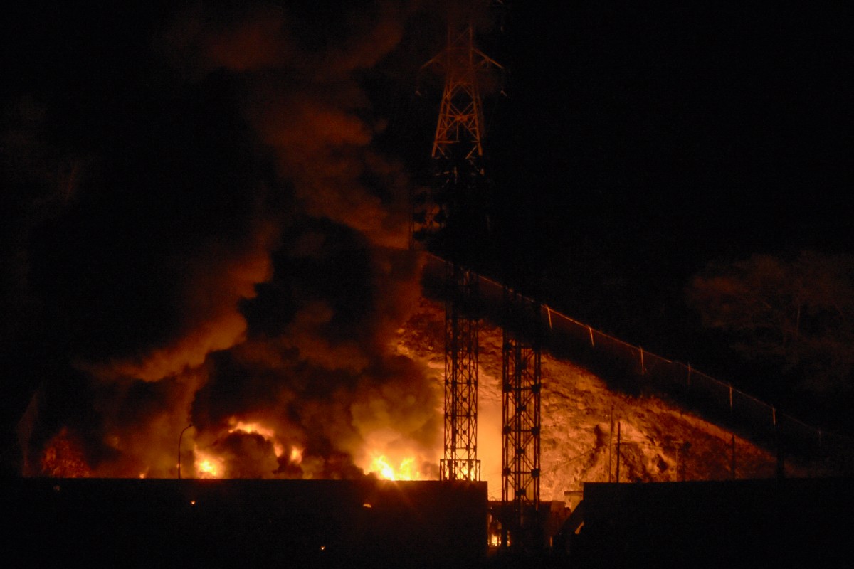 صورة لحريق في فورتي تيونا، أكبر مجمع عسكري في فنزويلا، بعد سلسلة من الانفجارات في كاراكاس. (أ ف ب)