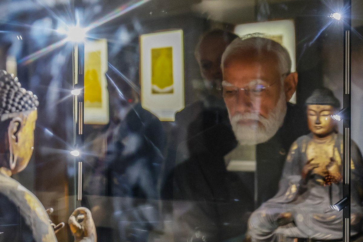 رئيس الوزراء ناريندرا مودي في المعرض. (أ ف ب)