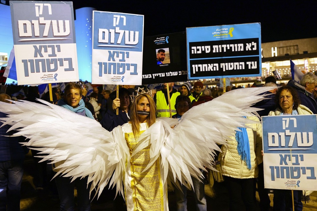 متظاهرون إسرائيليون مناهضون للحكومة يرفعون لافتات وأعلاماً خلال مظاهرة ضد رئيس الوزراء الإسرائيلي بنيامين نتنياهو. (أ ف ب)