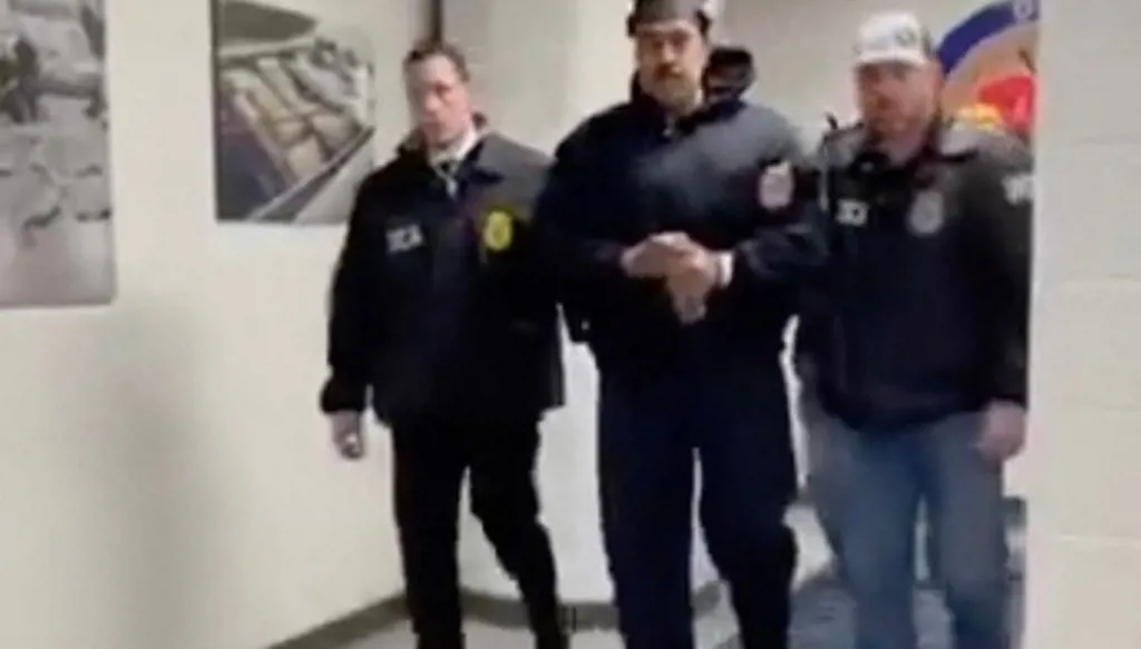 بالفيديو- لحظة اقتياد مادورو إلى مكتب لإدارة مكافحة المخدرات في نيويورك