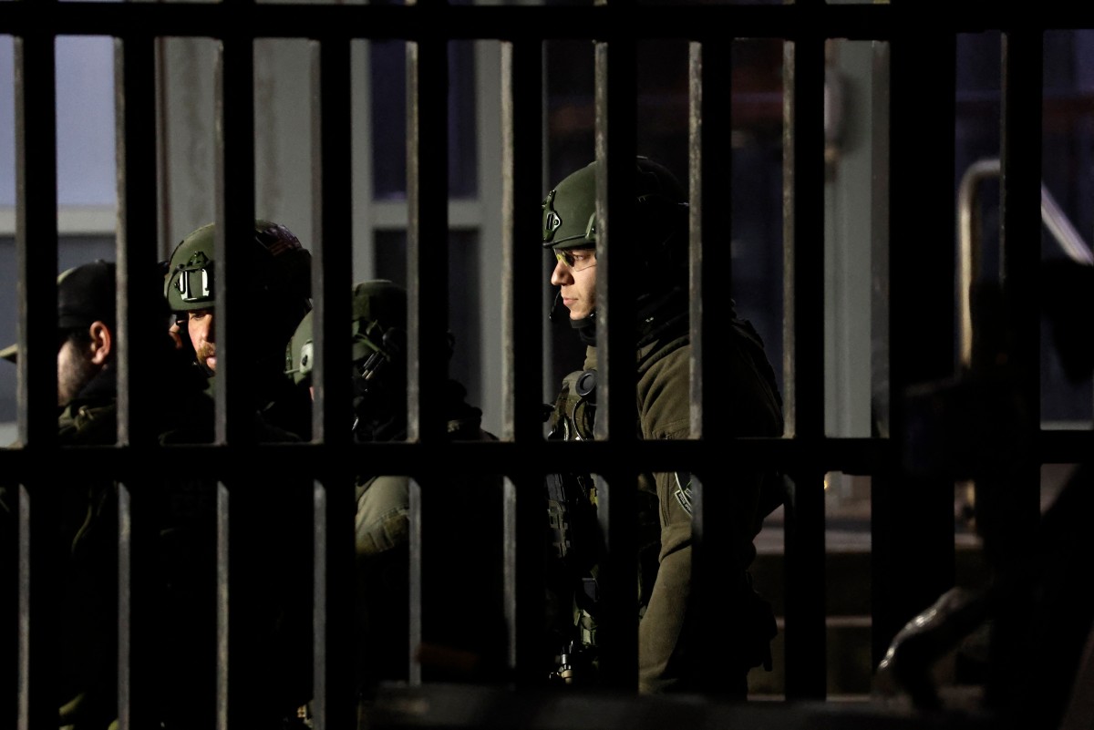 ضباط شرطة مسلحون يصلون إلى مرفق الاحتجاز المتروبوليتاني في حي بروكلين بمدينة نيويورك، حيث من المتوقع أن يتم احتجاز الرئيس المخلوع نيكولاس مادورو. (أ ف ب)