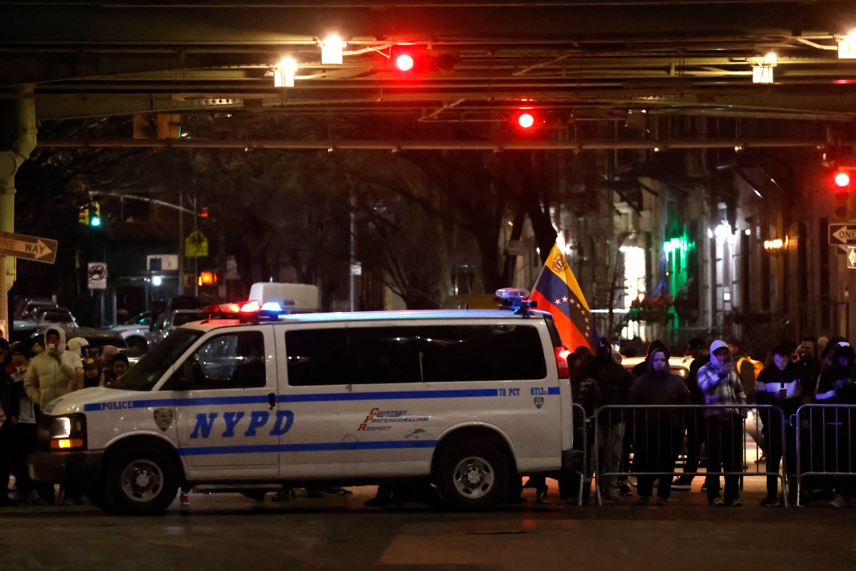 سيارة شرطة تغلق الشارع المؤدي إلى مرفق الاحتجاز المتروبوليتاني في حي بروكلين بمدينة نيويورك. (أ ف ب)