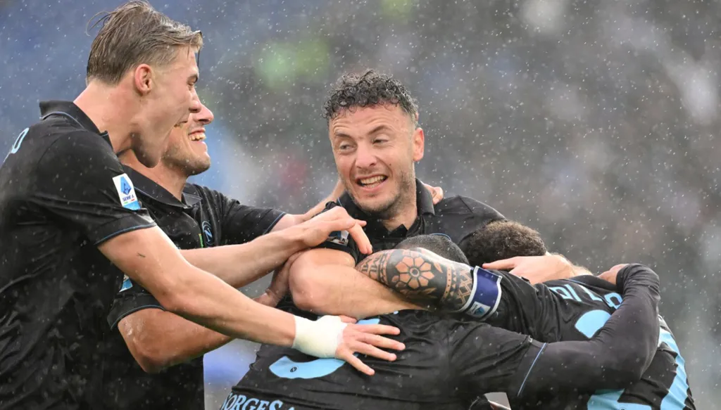 نابولي يواصل الضغط على ميلان وإنتر بعد انتصار جديد على لاتسيو