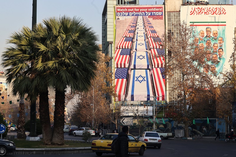 لوحة إعلانية معادية للولايات المتحدة وإسرائيل في ايران، (أ ف ب).