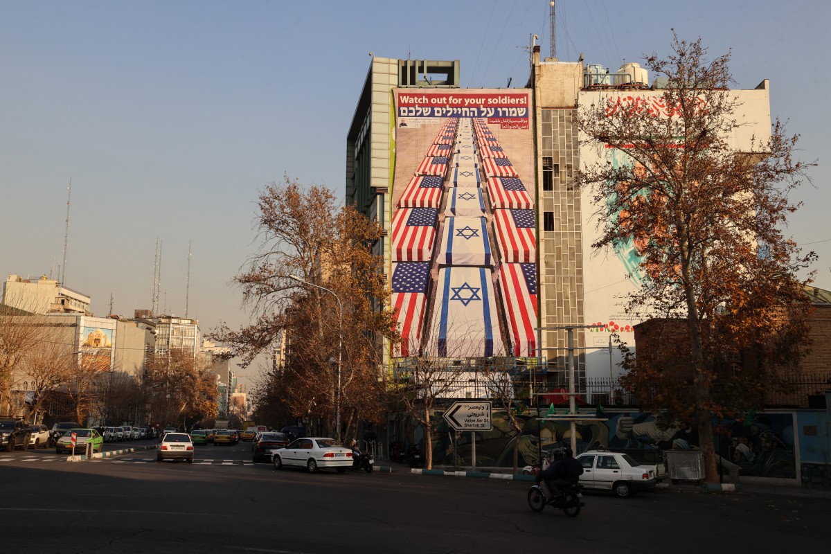 لوحة جدارية معادية للولايات المتحدة وإسرائيل في طهران. (أ ف ب)