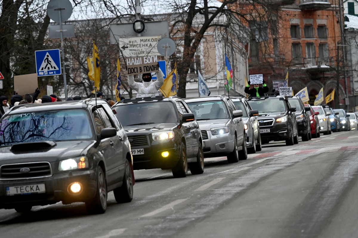 متظاهرون يشكلون طابوراً من السيارات خلال تجمع من أجل أسرى الحرب الأوكرانيين للمطالبة بتسريع عملية تبادلهم، في كييف. (أ ف ب)
