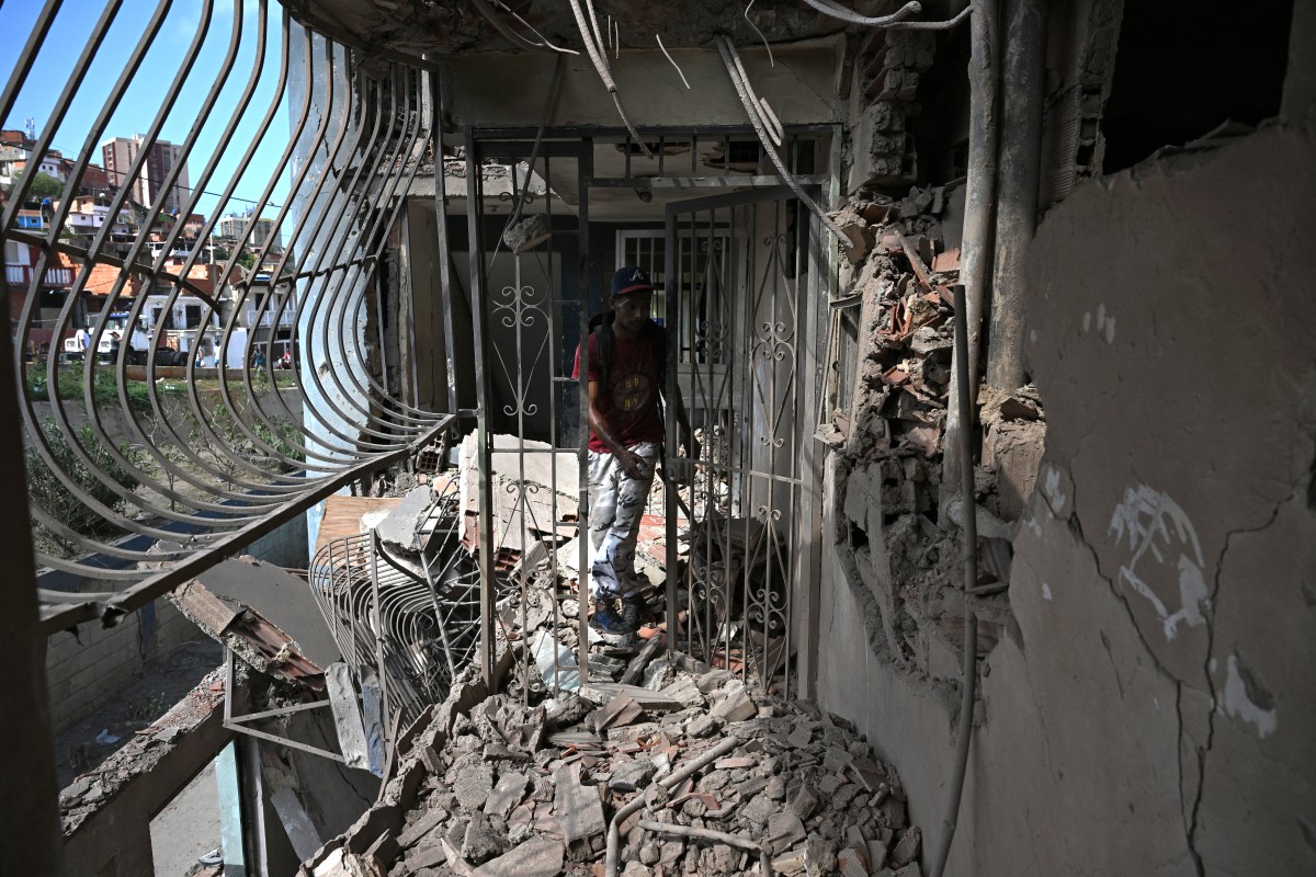 شقة متضررة في كاتيا لا مار، ولاية لا غوايرا، فنزويلا، في 4 يناير 2026، بعد يوم من أسر زعيم فنزويلا نيكولاس مادورو في غارة أميركية. (أ ف ب)