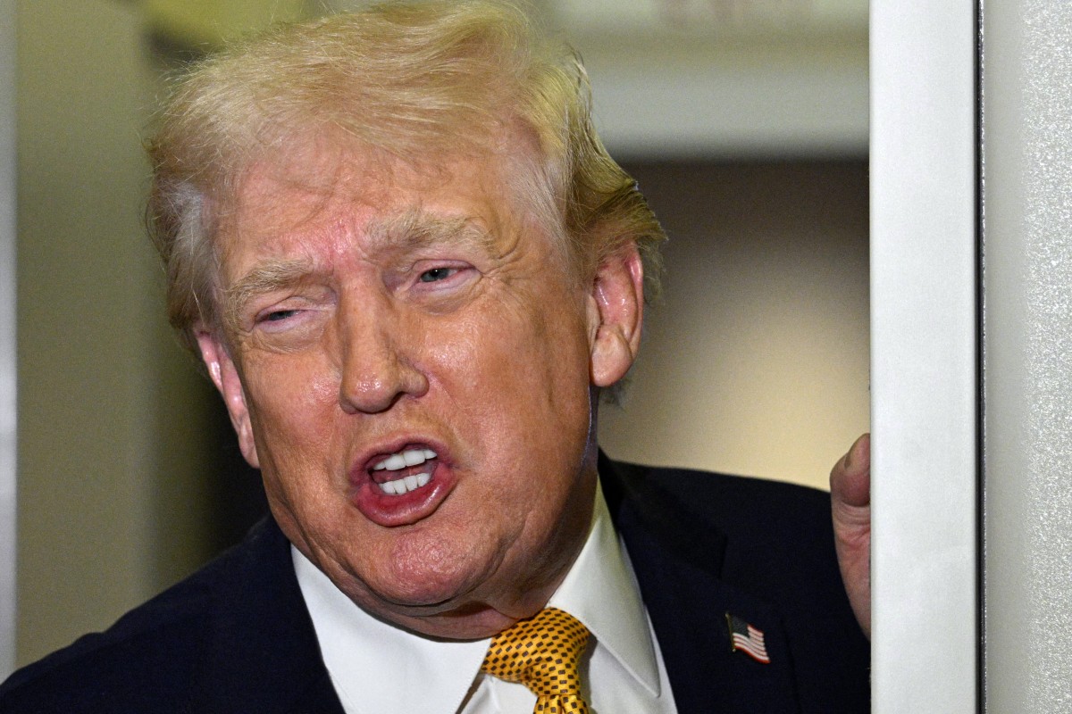 الرئيس الأميركي دونالد ترامب يتحدث إلى الصحافيين على متن الطائرة الرئاسية. (أ ف ب)