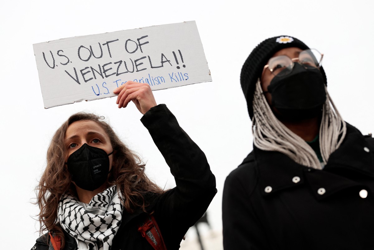 تظاهرة ضد العملية العسكرية الأميركية في فنزويلا، في واشنطن. (أ ف ب)