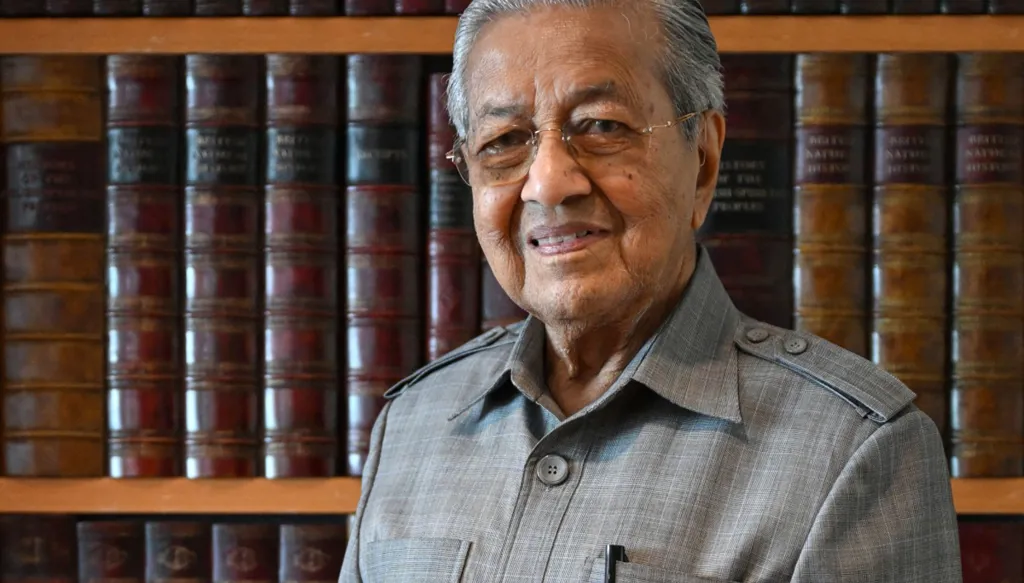 نقل رئيس الوزراء الماليزي السابق مهاتير إلى المستشفى بعد سقوطه