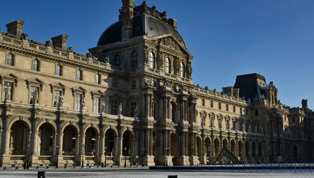 متحف اللوفر يعيد فتح أبوابه بالكامل إثر تعليق إضراب الموظفين