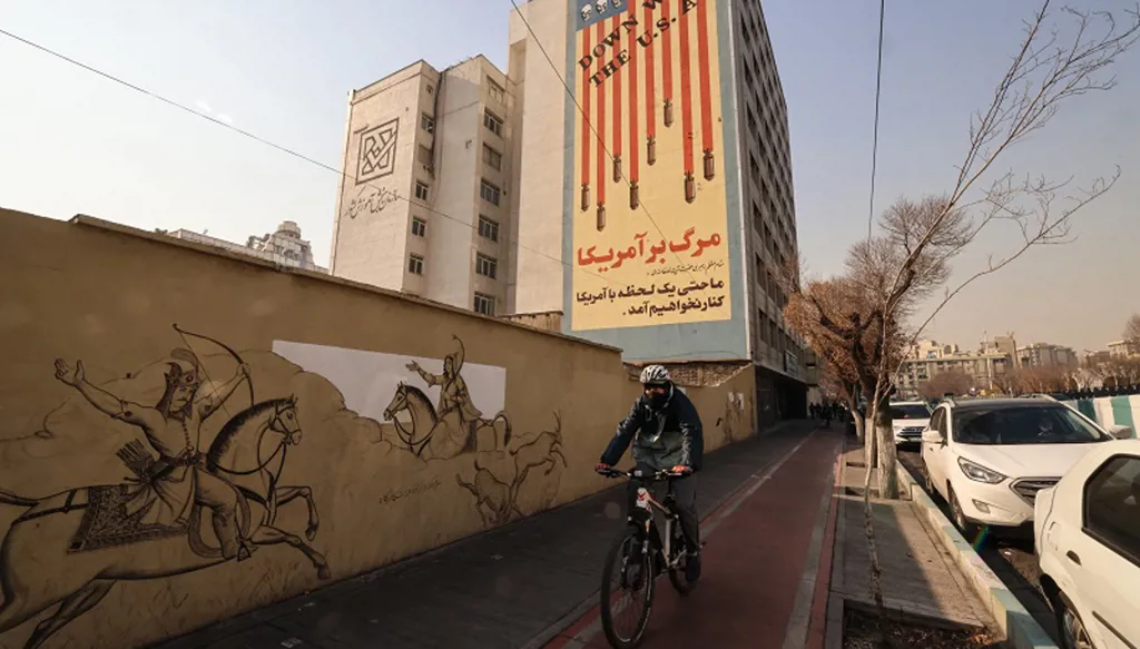 طهران تراقب فنزويلا بحذر... هل يتكرّر سيناريو مادورو في إيران؟