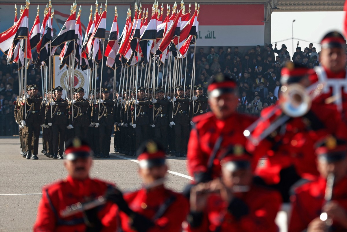 عرض عسكري عراقي (أ ف ب).