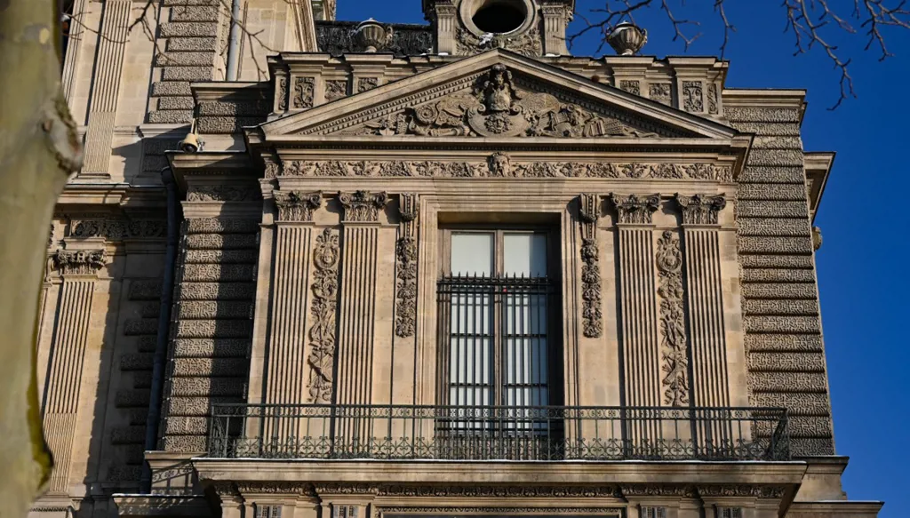 موظفو اللوفر يُمددون إضرابهم... والمتحف يواصل فتح أبوابه جزئياً