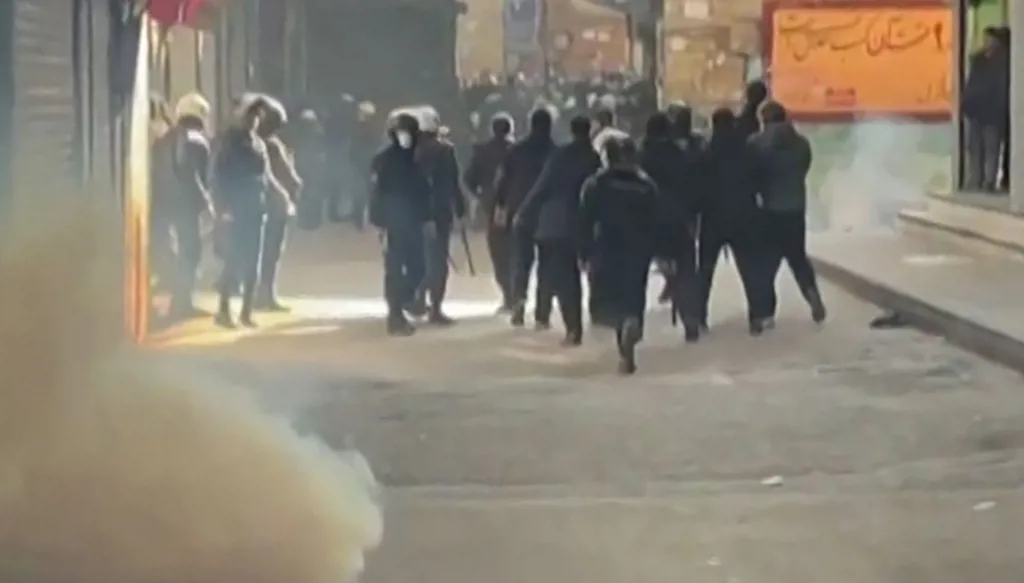 بالفيديو: بهلوي يتحدّى حكم المرشد... والإيرانيون يستجيبون لدعواته!