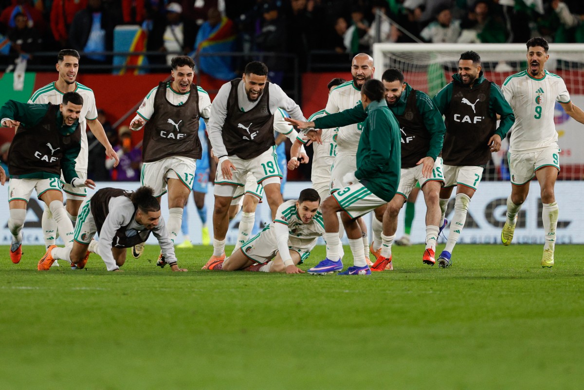 الجزائر تتأهل إلى ربع نهائي كأس أمم أفريقيا بهدف عادل بولبينة. (أ ف ب)