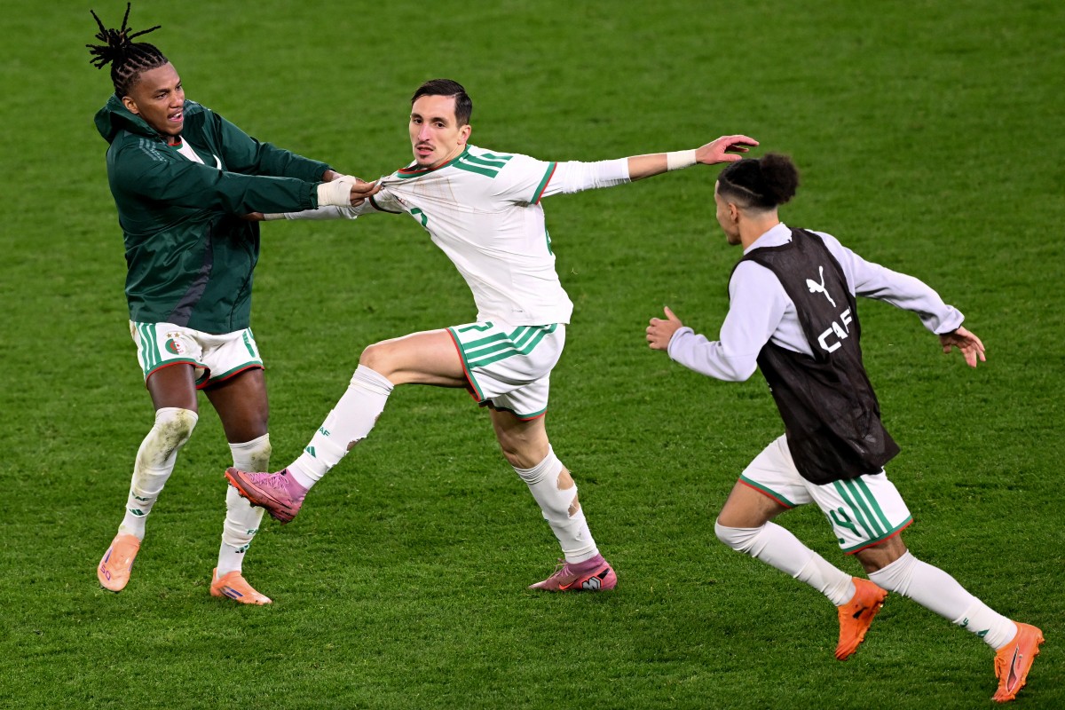 الجزائر تتأهل إلى ربع نهائي كأس أمم أفريقيا بهدف عادل بولبينة. (أ ف ب)