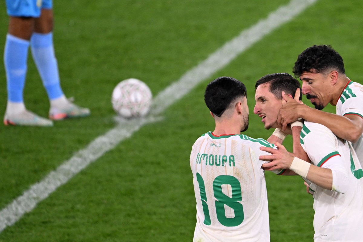 الجزائر تتأهل إلى ربع نهائي كأس أمم أفريقيا بهدف عادل بولبينة. (أ ف ب)