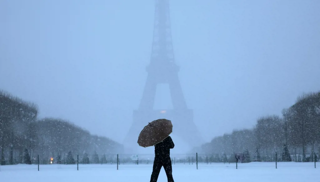 في باريس... إلغاء حوالى 140 رحلة جوية بسبب الثلوج