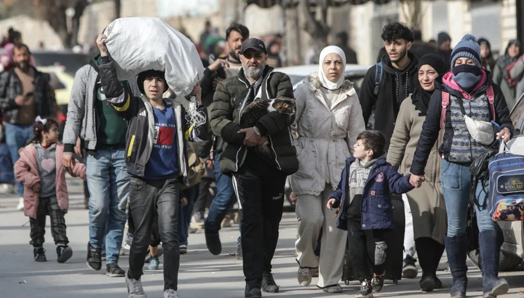 لليوم الثالث على التوالي… أحياء حلب تهتز بالاشتباكات والقصف واستئناف إجلاء المدنيين