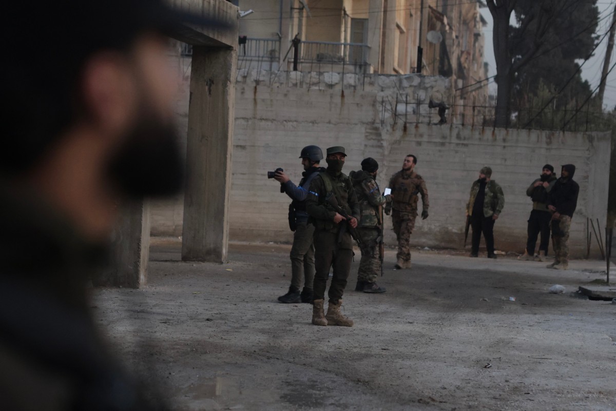 تُظهر هذه الصورة، التي التُقطت في 7 كانون الثاني/يناير 2026، قوات الأمن المنتشرة بالقرب من حيي الشيخ مقصود والأشرفية في حلب. (أ ف ب)