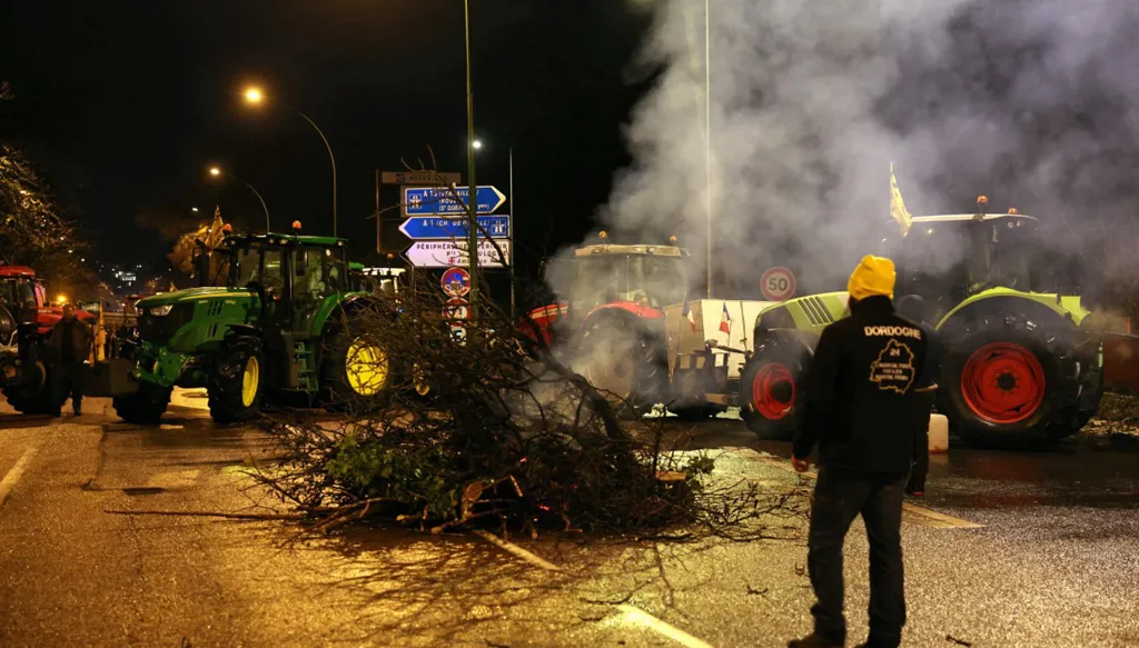 جرارات قرب برج إيفل وقوس النصر في باريس احتجاجاً على اتفاق أوروبي مع ميركوسور