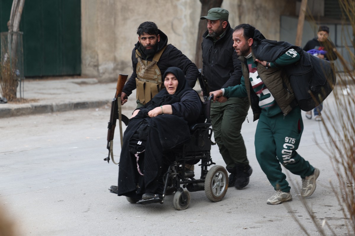 نزوح في حلب جراء الاشتباكات (أ ف ب).