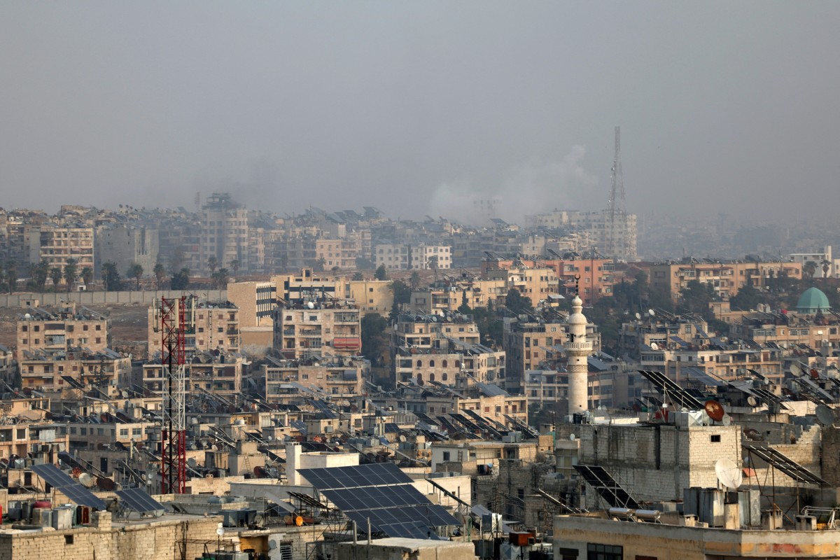 تصاعد دخان في أحياء حلب جرّاء الاشتباكات (أ ف ب).