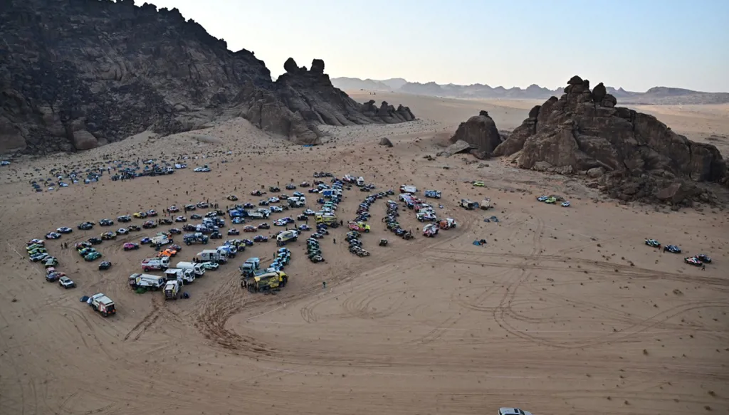 انقلاب سيارة بشكل مروّع في رالي داكار ونجاة السائق بأعجوبة (فيديو)