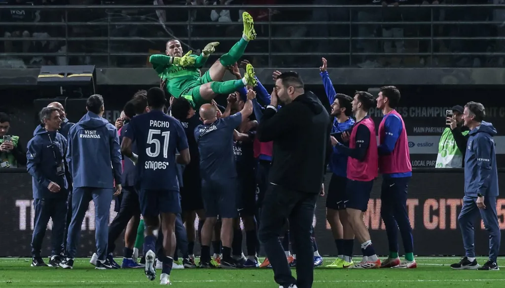 الحارس شوفالييه في الموعد... باريس سان جيرمان يخطف كأس الأبطال الفرنسية من مرسيليا في الكويت (فيديو)